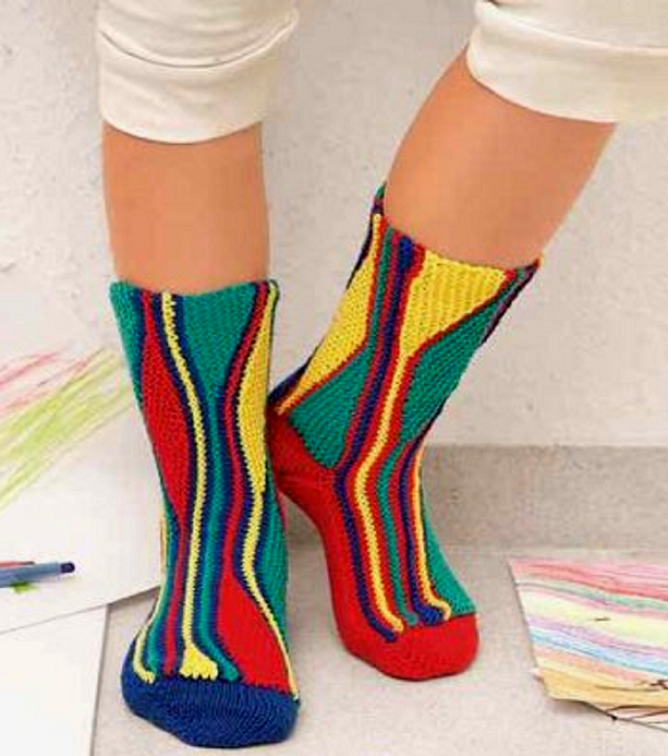 Разноцветные носки спицами